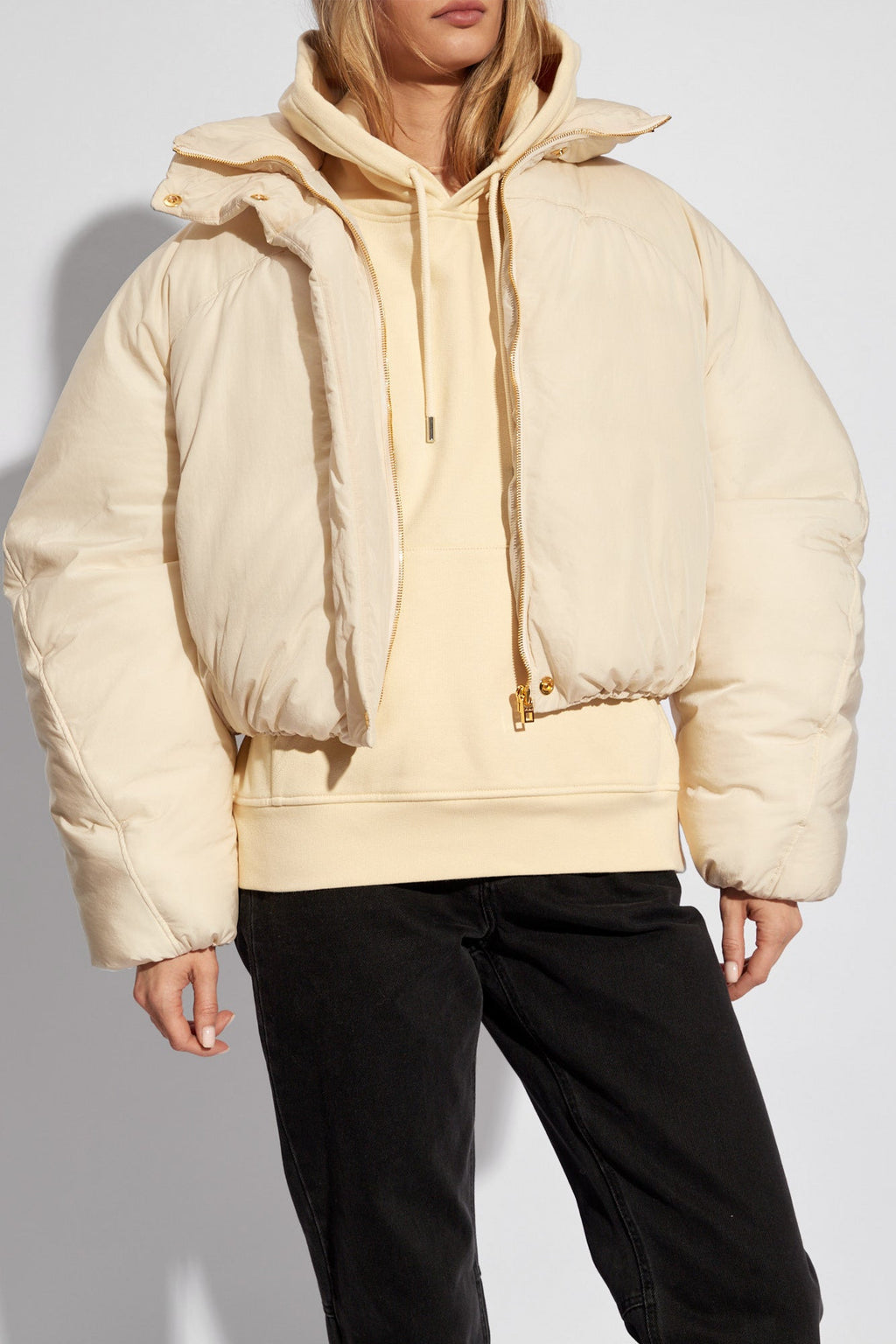 Jacquemus cream ‘Caraco’ puffer jacket 241CO049 1320-110